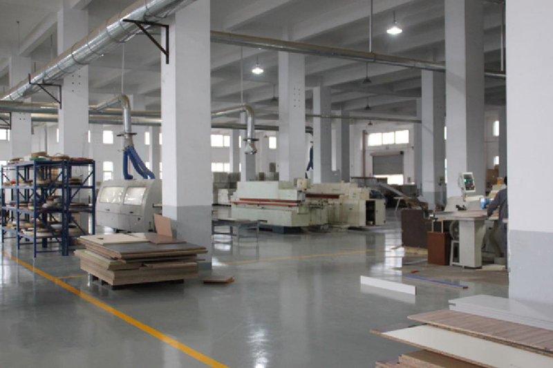 上海辦公家具廠卓越的現(xiàn)代化管理制度，認(rèn)真負(fù)責(zé)的福冠辦公家具全體員工，規(guī)范化流水作業(yè)，保障您的產(chǎn)品質(zhì)量。